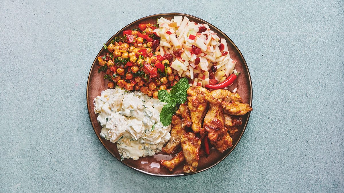 E7e7f878 B020 11Ec 944A 72B64f1485f1 3 Slags Salat Med Kylling Vinger