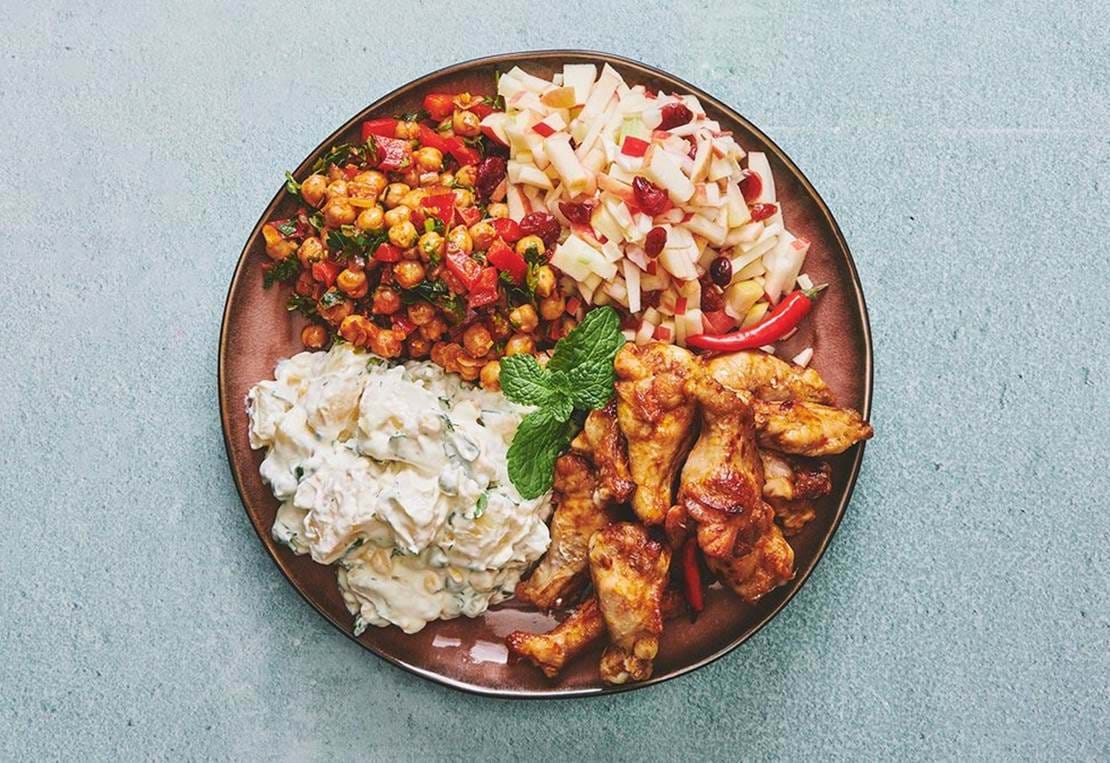 E7e7f878 B020 11Ec 944A 72B64f1485f1 3 Slags Salat Med Kylling Vinger