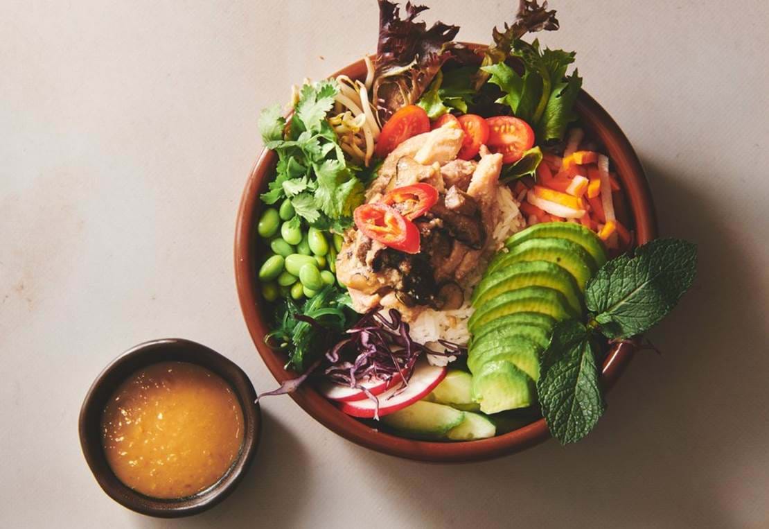 947fe40e-55f0-11ed-b57b-8e9451174826_kylling_poke_bowl.jpeg